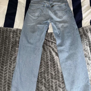 Lee jeans  - Ett par riktigt snygg Lee byxor som jag tyvärr har vuxit ur  Dom är i storleken W27 L31 Kontakta mig om ni har några frågor osv