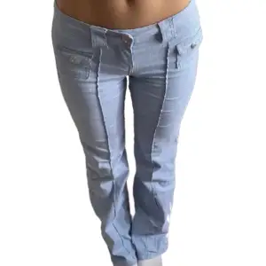 Ett par suuuperfina lågmidjade jeans med små fickor fram från H&M som är slutsålda 💕 Aldrig använda så inga defekter, som nya! (Lånade bilder !!)