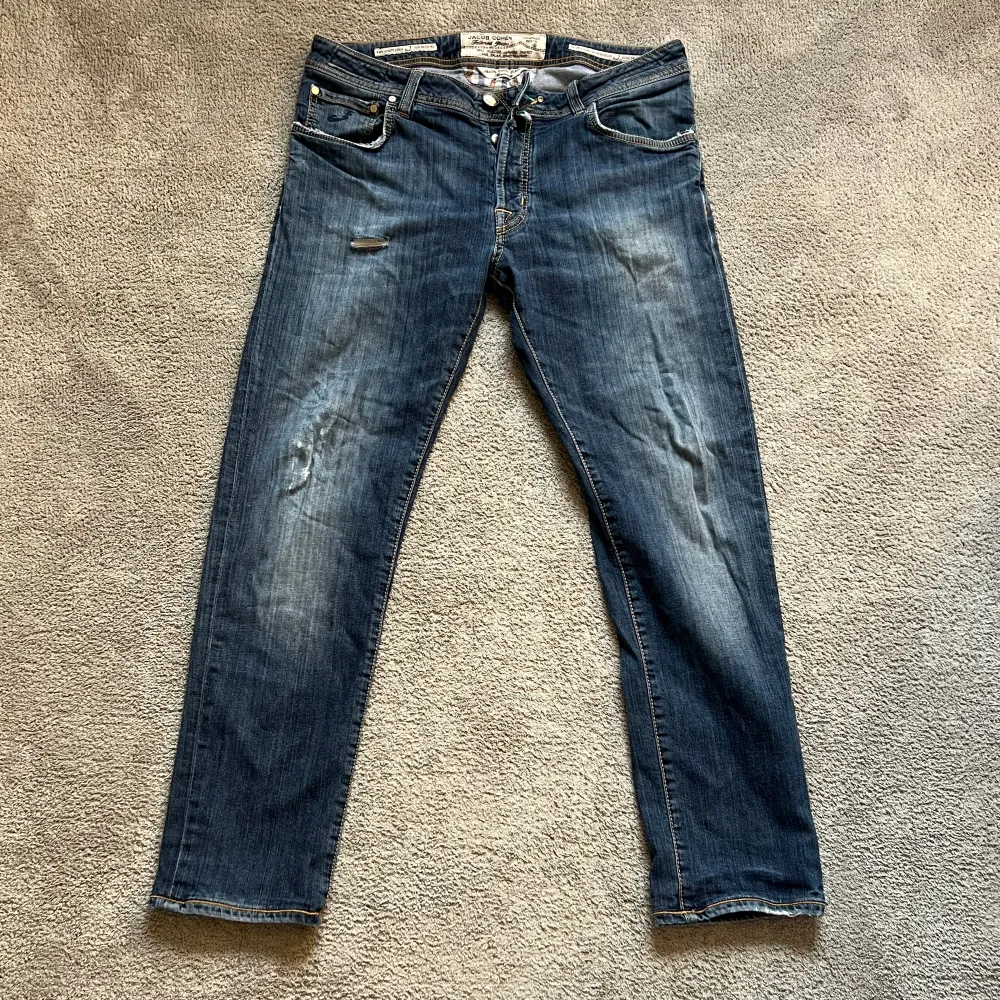 Säljer dessa asfeta Jacob Cohen jeans med slitningar som bara gjort jeansen snyggare. Utöver slitningarna så är skicket 8/10. Storlek 35 men passar 33 skulle jag säga. Modelen är 688 comfort! Hör av er🤗. Jeans & Byxor.