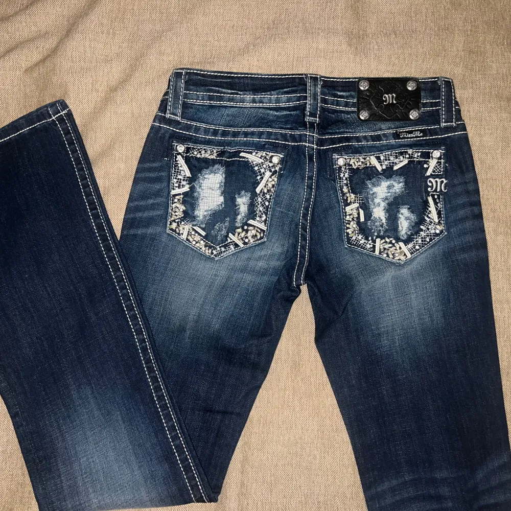 Helt nya lågmidjade bootcut miss me jeans i perfekt skick! Dom är i storlek 26. Hör gärna av er vid frågor eller för mer bilder💞                                                     🤍midjemått: 79 cm🤍Benlägnd: 85 cm     Gmail: trendigaklader@gmail.com. Jeans & Byxor.