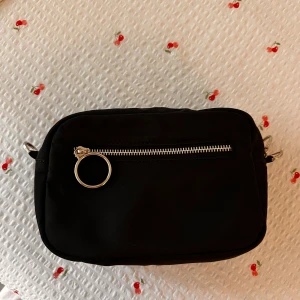 Svart handväska Åhléns  - Bra basic handväska från Åhléns. Silverspänne. Innerfack med dragkedja.