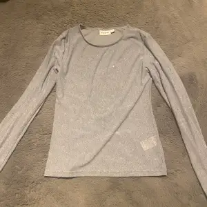 Glitter tröja från kappahl, fint skick använd 1 gång, ny pris 399kr. 