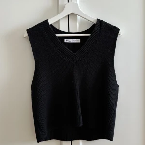 Stickad väst  - Stickad väst med v-ringning, från Zara i storlek S. Västen är i nyskick då den endast använts en gång. 