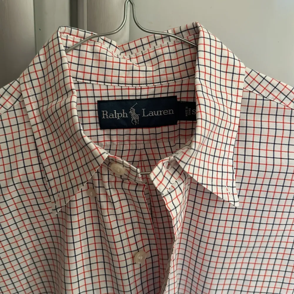Mönstrad skjorta från the Ralph Lauren Mycket fint skick, använd enbart enstaka gång! Skjortan tvättad och pressad på kemtvätt inför försäljningen  Storlek small (43cm bred och 75cm lång) 100% bomull. Skjortor.