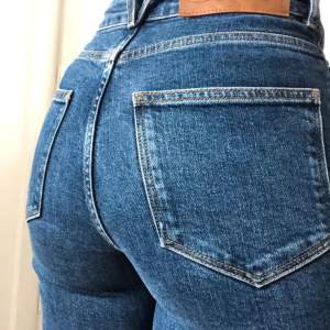 Jättefina stretchiga jeans från CW i mörkblått. Snygga året-runt jeans i skön stretch. Säljer då de är lite korta på mig (168).  Står hög midja men tycker mer den känns som medel på mig. Använda fåtal gånger, köpta för 599.