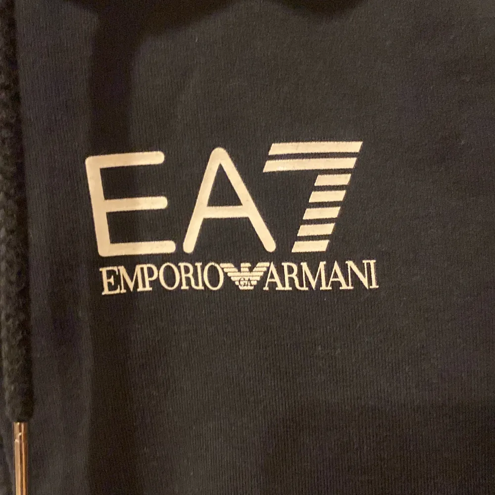 Hej! Jag säljer min EA7 Emporio Armani zip hoodie i storlek 152. Den har otroligt många snygga detaljer och är i jätte fint skick så gott som ny skick. Jag säljer den då den har blivit för lite den användes i typ 2 månader. Hör av er vid minsta lilla. Hoodies.