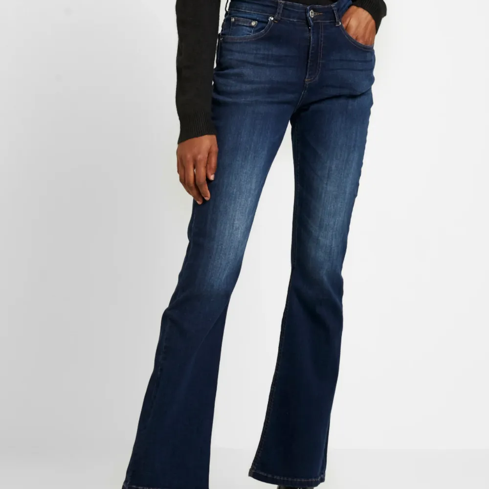 Säljer mina mörkblå flared jeans från b.young i storlek 26. Helt oanvända, endast provade. Säljs pågrund av att jag inte riktigt gillar passformen. Köpt för ca 600kr, sälj för 400kr.. Jeans & Byxor.