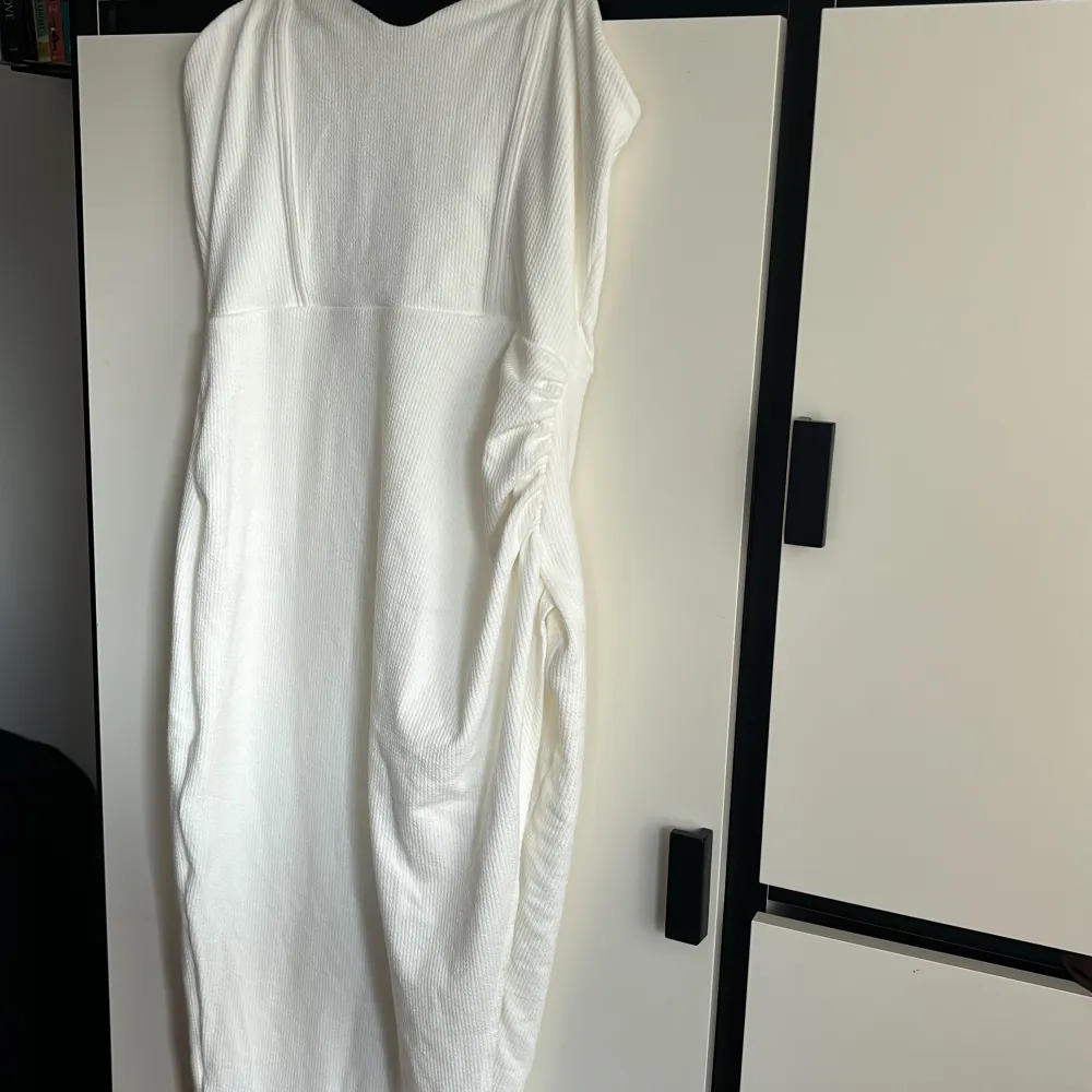 Fin figursydd vit klänning, tjockt material. Storleken är som L dock kan tillochmed passa en om man har XL då den är oerhört stretchig.😍. Klänningar.
