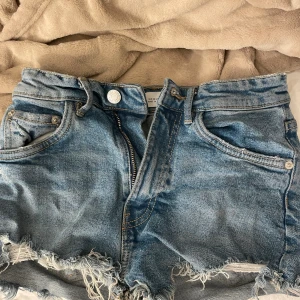 zara jeansshorts - säljer dessa snygga shorts från zara i storlek 32