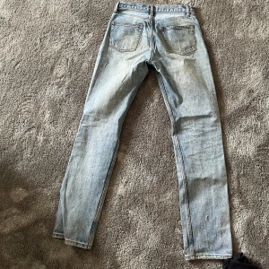 jeans - snygga ljusblåa jeans köpta på brandy melville. sparsamt använda och säljer pga att de blivit för små. skriv vid frågor eller intresse!