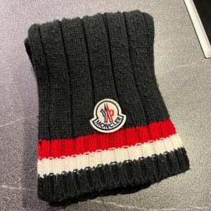 Monler halsduk - Halsduk från Moncler. Äkta men inget kvitto därav priset