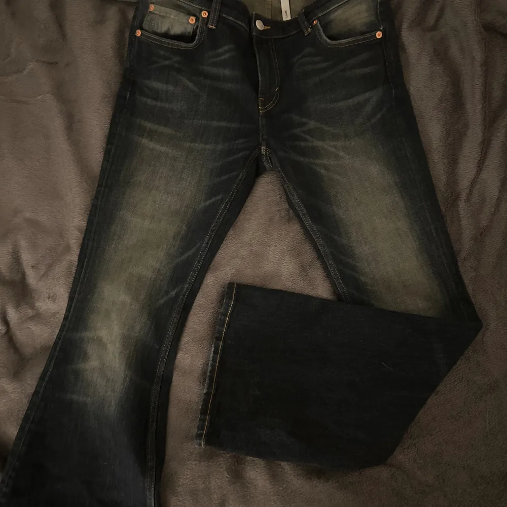 Supersnygga lågmidjade jeans från Weekday. De är i princip aldrig använda och därav väldigt bra skick. Säljer då de va något stora.. Jeans & Byxor.