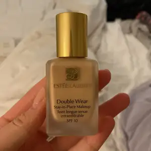 Knappt använd estee lauder foundation i färgen 2N1💕 Köpte för 615kr