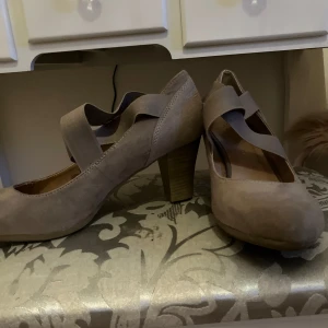 Klackskor 👡 - Klackskor i beige färg 👡 mocka liknande material.