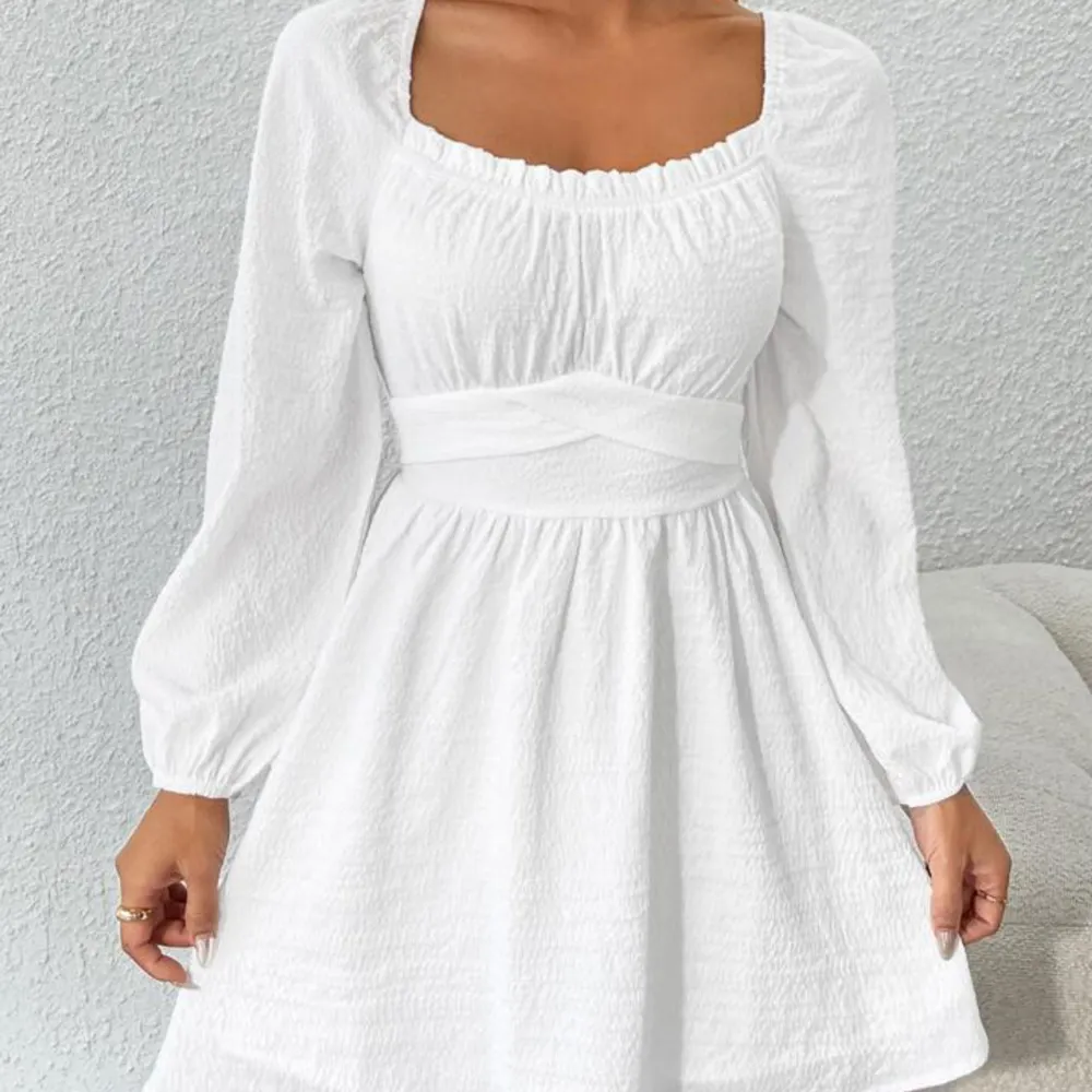 Oanvänd vit klänninng, perfekt för studenten. Var min reserv till studenten men användes aldrig. . Klänningar.