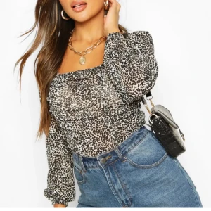 Leopardmönstrad topp strl S - Slutsåld fin leopardmönstrad topp. Aldrig använd, Prislapp sitter kvar. Nypris: 329kr