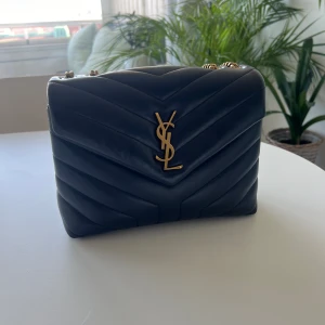 Ysl Loulou bag - Säljer min fina Saint Laurent Loulou navy bag. Använd endast några enstaka gånger se bilder för defekter. Såklart äkta, ny 28 000 kr💕