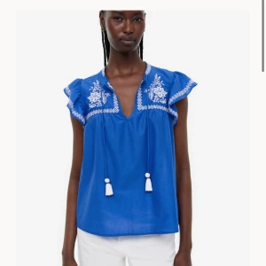 topp - Säljer denna fina topp perfekt nu till sommaren från hm💕storlek L men sitter bra på mig som vanligtvis har s