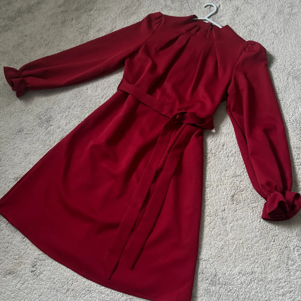 Elegant röd klänning  Knä längd . Klänningar.