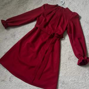 Elegant röd klänning  Knä längd 