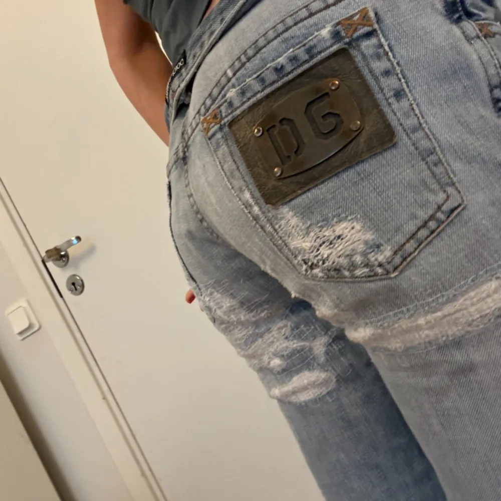 Skitsnygga DOLCE&GABBANA jeans med låg midja och coola revor🥰 total längd:103cm då Decartes avklippta, midja:37-39cm🥰. Jeans & Byxor.
