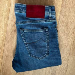 Ett par exklusiva jeans från Jacob Cohën. Skicket är bra. För mer info eller bilder så slå en pling! 👊🏼 Mvh SecondTreasures .