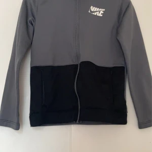 Nike tröja - Nike tröja använd några gånger hör av er om ni är intresserade pris går att diskutera vid snabb affär 