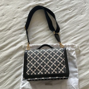 Malene birger loenna - By Malene birger loenna väska, aldrig använt alltså den är helt ny. Köpt på raglady! Skriv för frågor eller fler bilder 💓