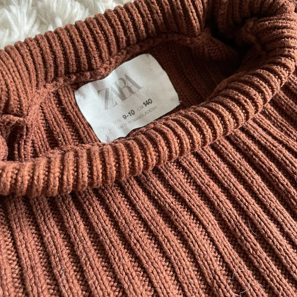 Säljer min  Zara tröja. Den är använd 4-5 gånger och är i ett topp skick❤️ Köpt för 170kr. OBS! Köparen står för frakten.. Tröjor & Koftor.