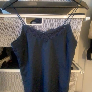 Spetslinne - Jättefint linne från Vero moda som används otroligt lite. Säljer bara för att jag inte använder linnen så mycket❤️så linnet är i väldigt fint skick