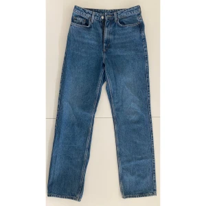 Weekday rowe jeans 29/32 - Weekday rowe extra high straight jeans i färgen nobel blå. Storlek 29/32. Använda men i bra skick.