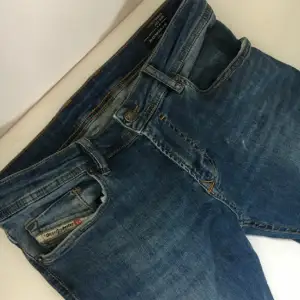 Säljer skit snygga diesel stretch jeans i perfekt skick!  Ny pris: 850kr Vårat pris: 350kr
