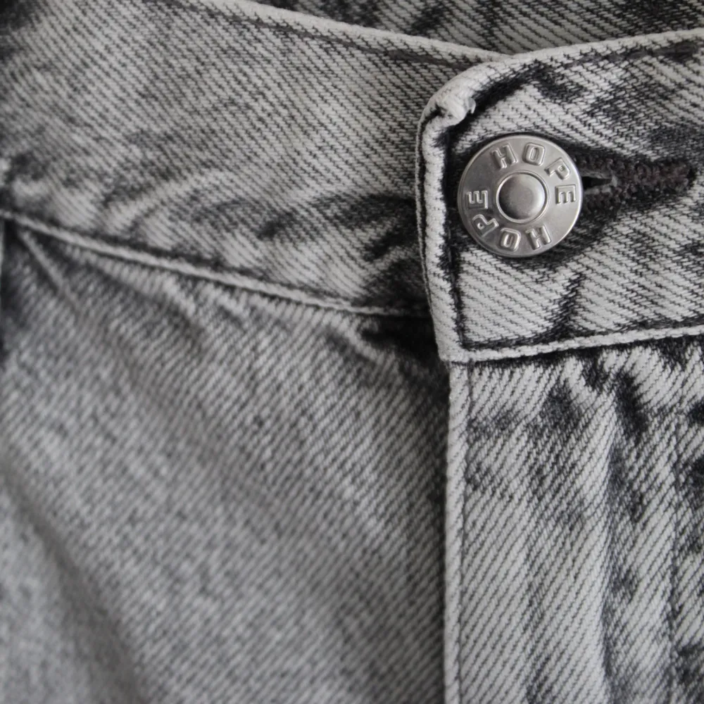 100% bomulls jeans med grå wash från HOPE. Storlek 33, bra om man ä 180cm+ Insydda ca 2cm för en lite mindre baggy fit. 1900kr inköpspris. Perfekt för våren och sommaren! Skriv för frågor!. Jeans & Byxor.