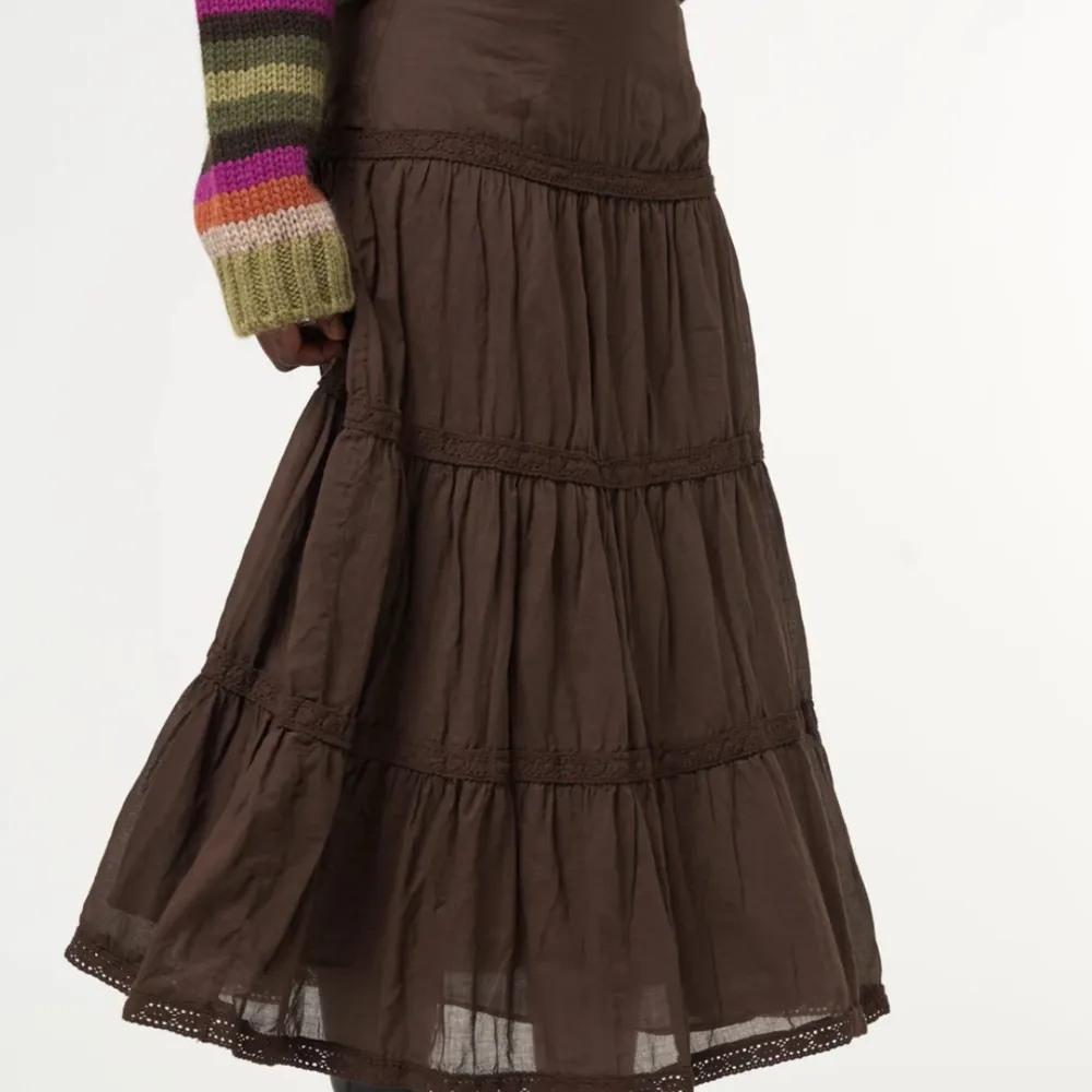 Jag säljer denna superfina Bruna Maxi kjolen som jag har köpt i från Minga London då den är för liten och för kort för mig, Orginal pris: 895kr priset går att diskutera 💕🫶. Kjolar.
