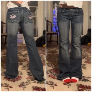 Victoria Beckham - Lågmidjade Victoria Beckham jeans med rosa kronor. Mått i cm: midja: 41, Innerben: 79. Jag är 165. Slitage längst ner och är synligt använda (se sista bilderna i bättre ljus). Har tappat flera stenar från kronorna.