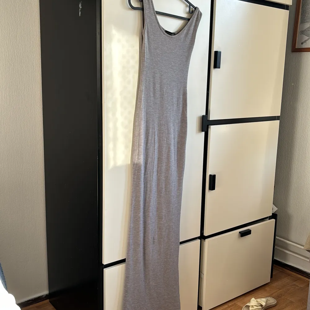 Lång grå klänning från missguided.🩶 Om det önskas kan jag ta fler bilder privat och visa de hur det sitter på♥️♥️. Klänningar.