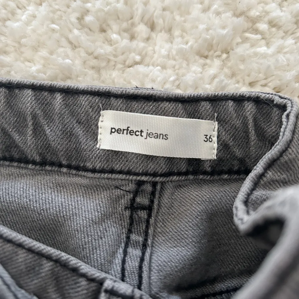 Säljer ett par oanvända jeans från Gina tricot, dock utan lapp. Storlek 36 🧚🏼‍♀️💕. Jeans & Byxor.