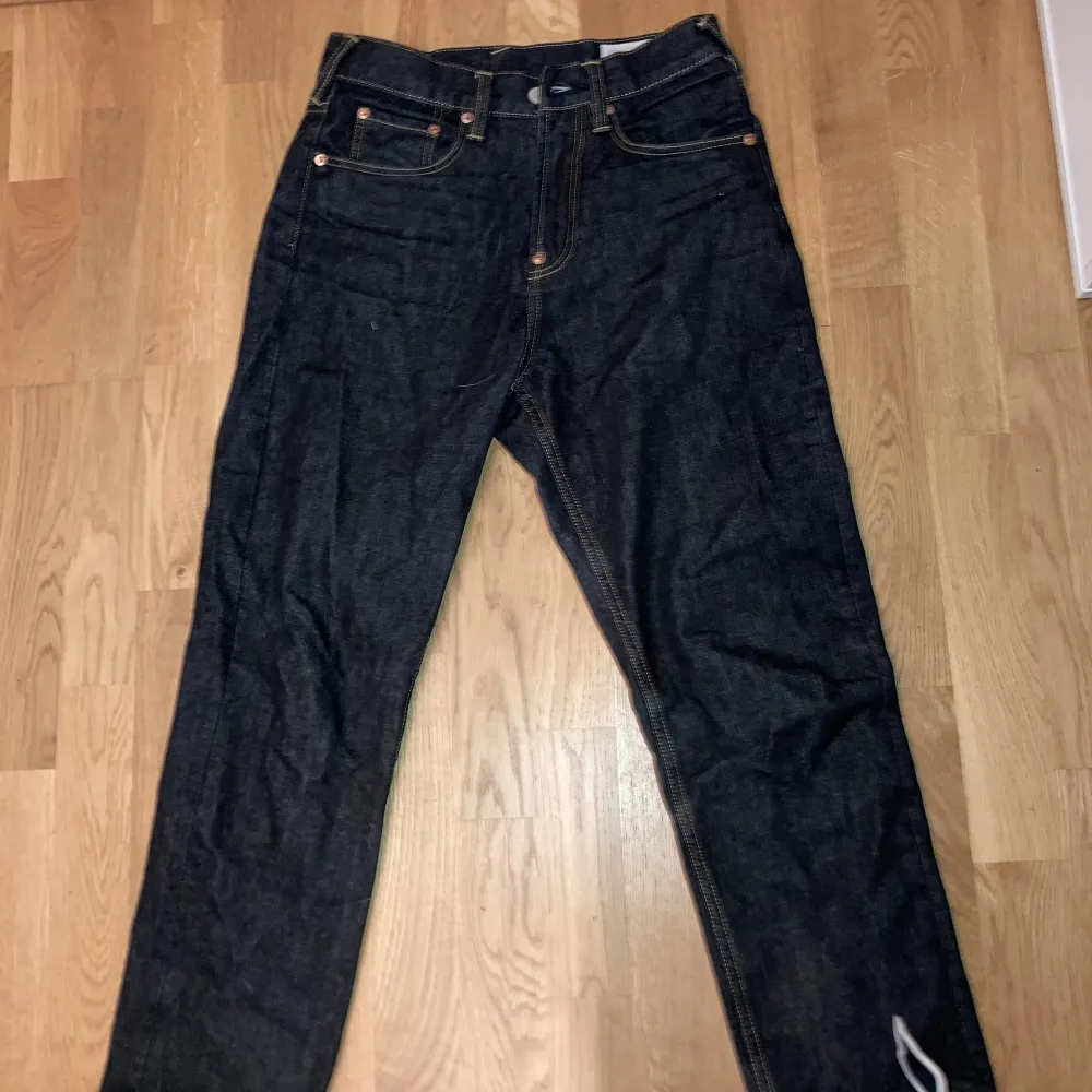 Ett par tvär snygga Evisu jeans som inte är använda mycket och är i bra skick. Passar någon som är 165-170 och väger runt 60 kg. Köpte här på Plick men personen hade kvitto och tags från hemsidan han köpte.. Jeans & Byxor.