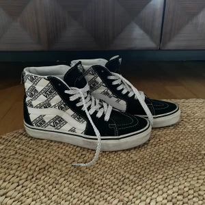 Vans - Skit häftiga och unika vans i 37! Nästan helt nya. Nyrpris runt 1300, mitt pris 500. OBS! skosnören är bytta