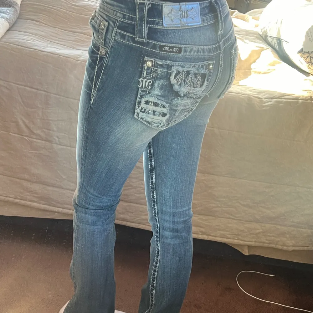 Helt nya lågmidjade bootcut miss me jeans i perfekt skick! Dom är i storlek 26. Hör gärna av er vid frågor eller för mer bilder💞                                                           🤍midjemått: 75cm🤍Benlägnd: 83cm Gmail: trendigaklader@gmail.com. Jeans & Byxor.