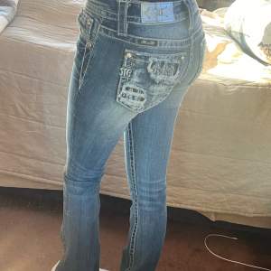 Helt nya lågmidjade bootcut miss me jeans i perfekt skick! Dom är i storlek 26. Hör gärna av er vid frågor eller för mer bilder💞                                                           🤍midjemått: 75cm🤍Benlägnd: 83cm Gmail: trendigaklader@gmail.com