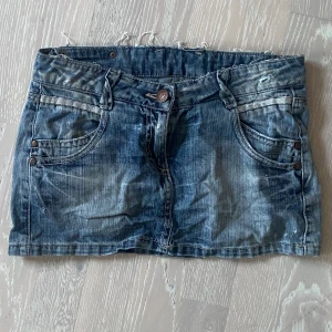 minikjol jeans  - Minikjol i jeans i storlek 25. 