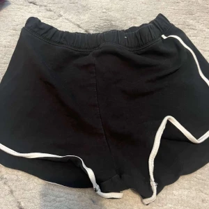 Shorts - Shorts , tryck inte på köp nu, fråga vilken du vill ha först. Bild 1: storlek (xs) Bild 2:storlek 158-64 Bild 3: (150-164) Bild 4:M(137-146)