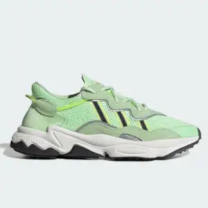 Snygga adidas ozweego glow green skor i str 38 2/3. I jättefint skick. Använda ca 3 gånger. Köpt för 1200