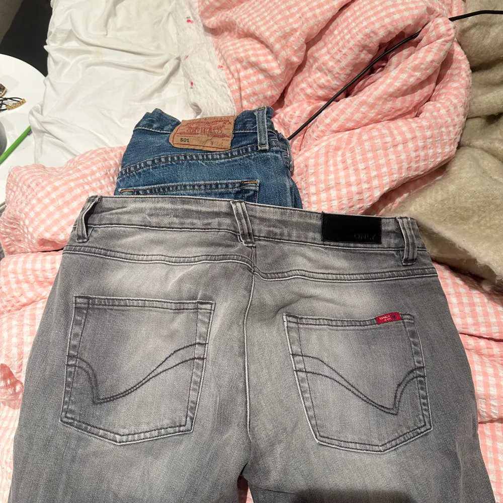 Säljer dessa supersnygga jeans med snygga detaljer på fickorna! Står ej storlek men skulle säga M. Jeans & Byxor.