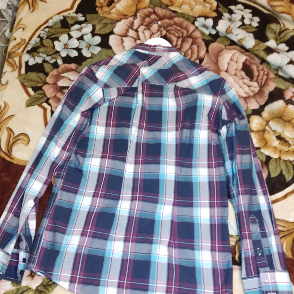 Randig skjorta köpt från Smog(mens fashion) som är en slim fit på storleken M . Skjortor.