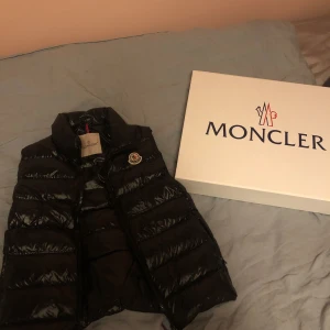Moncler väst  - Knappt använd Moncler Väst i storlek 0 som motsvarar storlek XS. Den är använd fåtal gånger och ligger bara i garderoben därav säljer jag den. Den är som ny och i perfekt skick. För fler bilder kontakta mig privat.