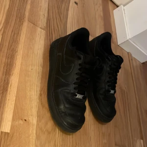 Svarta Airforce 1 - Ganska bra skick men är ganska creasade men går att fixa storlek 42 och en halv nyköpta för runt 1500 i september pris kan diskuteras
