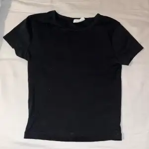 En tightare t-shirt i mjukt material, ifrån Gina tricot Basically basic. Säljes i storlek XS för 100kr. Original pris koms inte ihåg, och i väldigt bra ny skick, då den ej blivit använd pga fel passform. 