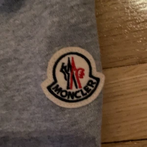 Moncler hoodie - Skit snygg moncler hoodie i top kvalite, knappt använd ings fläckar eller nåt. Tag funkar! Skriv om några funderingar 